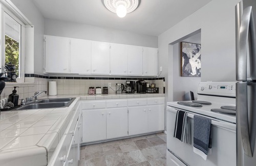 South Westside Apartment | Charming 2-bedroom apartment with WiFi, AC in Olympia