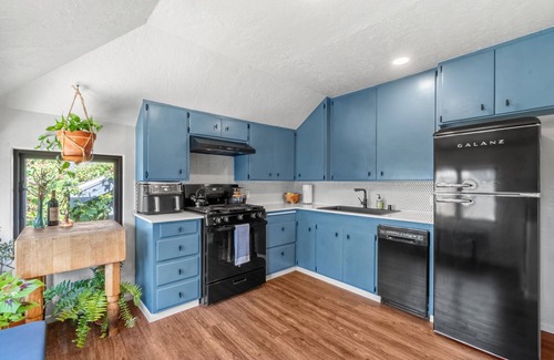 Eureka Apartment | Charming 2-bedroom apartment in convenient neighborhood in Eureka