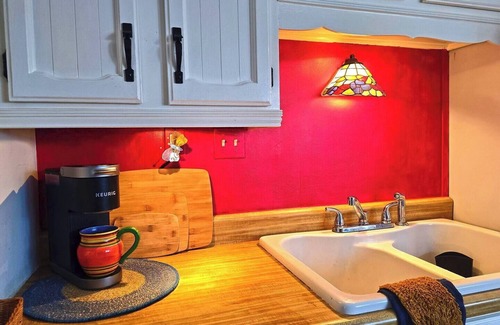 Fenton Apartment | Charming 2-bedroom apartment with AC, Wi-Fi near Fenton, Michigan.