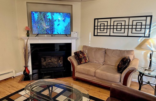 Cheyenne Apartment | Charming 2-bedroom apt just 10 mins from Frontier Park, Cheyenne with AC, WiFi