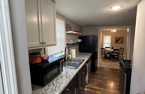 Stillwater House | Charming 2-bedroom bungalow with WiFi and AC in brilliant Stillwater