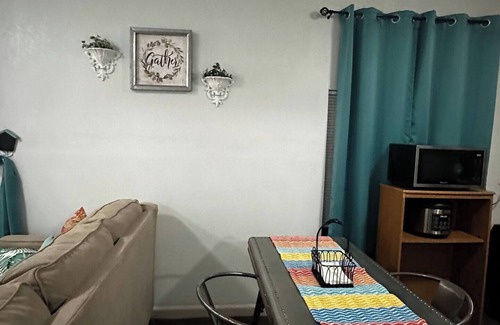 East Tampa House | Charming 2-bedroom building in excellent Tampa with WiFi, AC