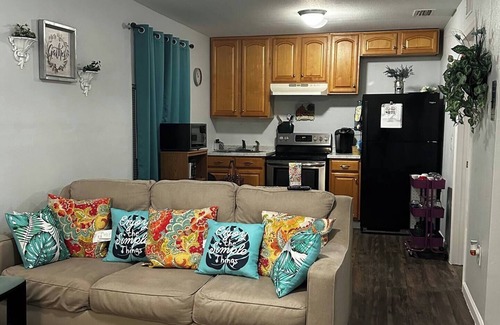 East Tampa House | Charming 2-bedroom building in excellent Tampa with WiFi, AC