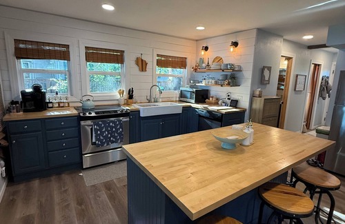 Dodge House | Charming 2-bedroom bungalow on Beaver Dam Lake