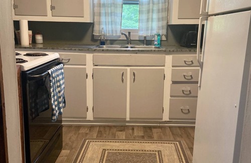 Hudson Cabin | Charming 2-bedroom cabin in Big Clifty with WiFi, AC