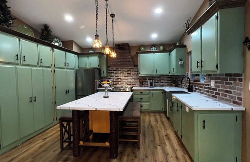 Crestline Cabin | Charming 2-bedroom cabin with WiFi, AC in picturesque Crestline