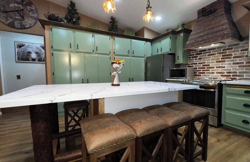 Crestline Cabin | Charming 2-bedroom cabin with WiFi, AC in picturesque Crestline