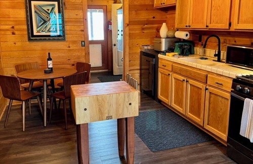 Stallion Springs Cabin | Charming 2-bedroom cabin with WiFi, AC in brilliant Tehachapi