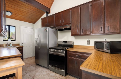 Stallion Springs Cabin | Charming 2-bedroom cabin with AC and WiFi with Incredible Views
