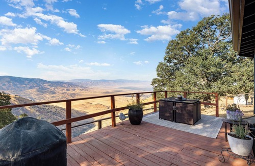 Stallion Springs Cabin | Charming 2-bedroom cabin with AC and WiFi with Incredible Views