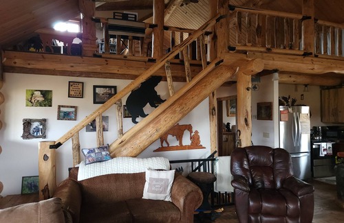 Emigrant Cabin | Charming 2-bedroom cabin in Emigrant with Beautiful Views