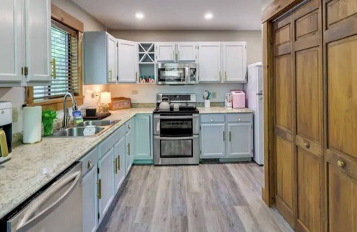 Lackawaxen Cabin | Charming 2-bedroom cabin in brilliant Masthope with pools & skiing minutes away!
