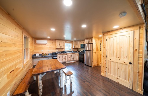 Westport Cabin | Charming 2-bedroom cabin with Hot Tub, Wi-Fi, AC in Westport