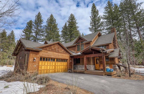 Truckee Cabin | Charming 2-bedroom cabin with WiFi and AC in lovely Old Greenwood