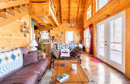 Dunlap Cabin | Charming 2-bedroom cabin with AC, WiFi on private lake in Dunlap, Tennessee