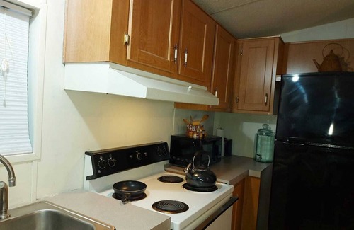Belleview Cottage | Charming 2-bedroom cottage in delightful Belleview with WiFi, AC