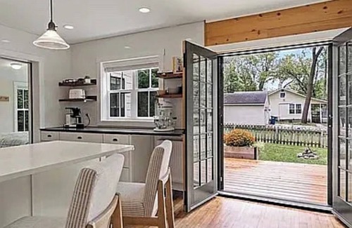 Excelsior Cottage | Charming 2-bedroom cottage with AC and WiFi in Shorewood