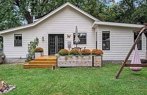 Excelsior Cottage | Charming 2-bedroom cottage with AC and WiFi in Shorewood
