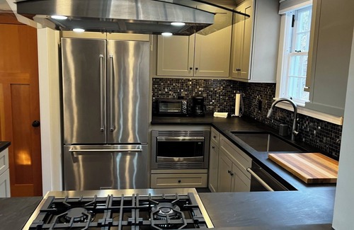 Woodstock House | Charming 2-bedroom Cottage in welcoming Woodstock with "Chef's Kitchen"