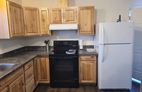 Bunker Hill Condo | Charming 2-bedroom condo in lovely Coos Bay with WiFi, AC