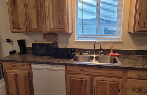 Bunker Hill Condo | Charming 2-bedroom condo in lovely Coos Bay with WiFi, AC