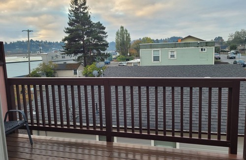 Bunker Hill Condo | Charming 2-bedroom condo in lovely Coos Bay with WiFi, AC