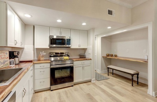 Historic Downtown Savannah Condo | Charming 2-bedroom Condo with AC and WiFi in beautiful downtown Savannah.