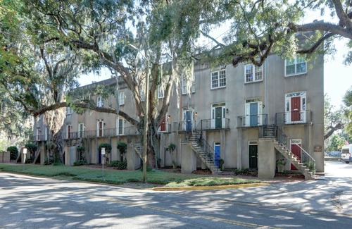 Historic Downtown Savannah Condo | Charming 2-bedroom Condo with AC and WiFi in beautiful downtown Savannah.