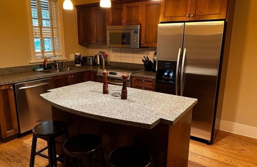 Seguin Condo | Charming 2-bedroom condo in Seguin/Lake Joseph at Rocky Crest