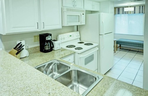 Florida Center Condo | Charming 2-bedroom condo in terrific Orlando with WiFi. Parking 15.00 per day