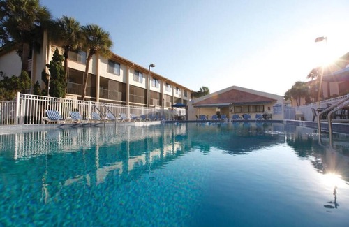 Florida Center Condo | Charming 2-bedroom condo in terrific Orlando with WiFi. Parking 15.00 per day