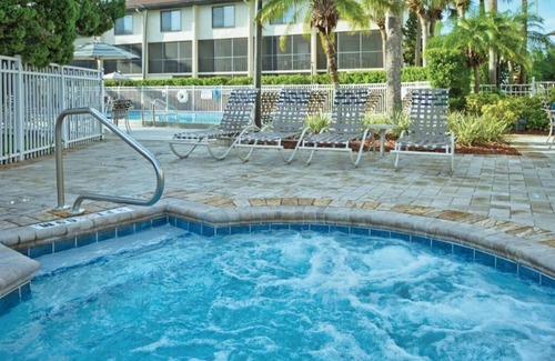 Florida Center Condo | Charming 2-bedroom condo in terrific Orlando with WiFi. Parking 15.00 per day