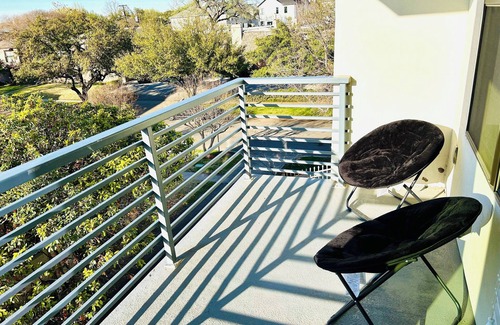 Oak Lawn Condo | Charming 2-bedroom condo in central location with AC, WiFi in delightful Dallas