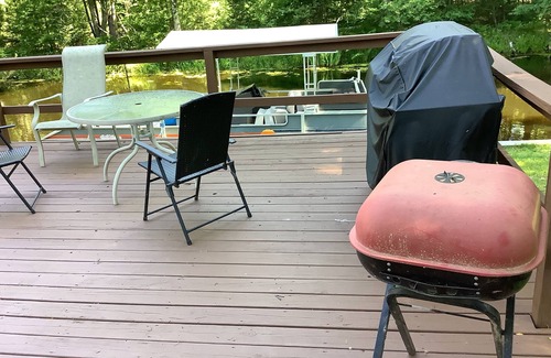 Cadillac Cottage | Charming 2-bedroom cottage on Lake Mitchell in Cadillac with WiFi