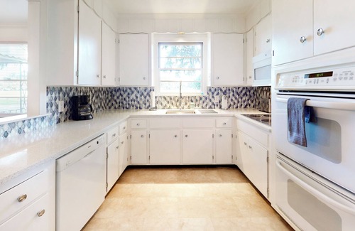Parkside House | Charming 2-bedroom cottage on Daffin Park in beautiful Savannah with WiFi, AC