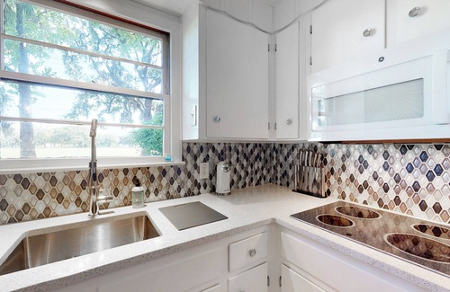 Parkside House | Charming 2-bedroom cottage on Daffin Park in beautiful Savannah with WiFi, AC