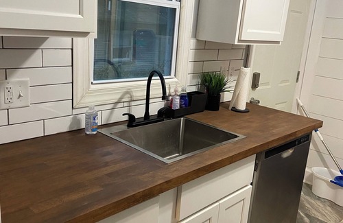 University District Cottage | Charming 2-bedroom cottage with AC in Memphis - WiFi included