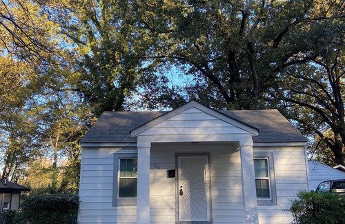 University District Cottage | Charming 2-bedroom cottage with AC in Memphis - WiFi included