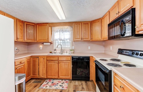 Asheville House | Charming 2-Bedroom Family-Friendly Farm Stay - Experience the Countryside!
