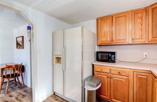 Asheville House | Charming 2-Bedroom Family-Friendly Farm Stay - Experience the Countryside!
