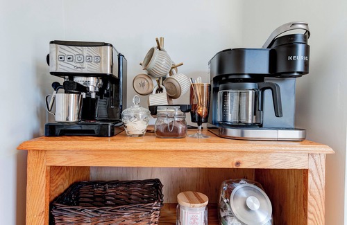 Asheville House | Charming 2-Bedroom Family-Friendly Farm Stay - Experience the Countryside!