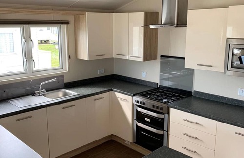New Romney Cabin | Charming 2-Bedroom Lodge in a Peaceful Setting By the Beach