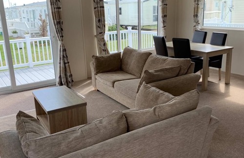 New Romney Cabin | Charming 2-Bedroom Lodge in a Peaceful Setting By the Beach