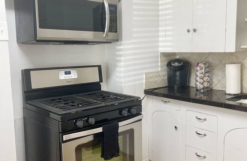 Fort Worth House | Charming 2 Bedroom Home - 5 min from Downtown with Spacious Backyard!