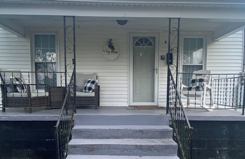 Greensburg House | Charming 2-bedroom house with WiFi, AC in brilliant Greensburg