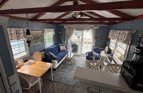 Portsmouth Boat Rental | Charming 2-bedroom house boat in Portsmouth with AC, WiFi