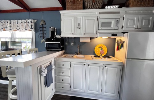 Portsmouth Boat Rental | Charming 2-bedroom house boat in Portsmouth with AC, WiFi