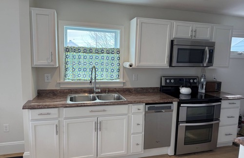 Portsmouth House | Charming 2-bedroom house in marvelous Portsmouth Park with AC, WiFi recent reno.