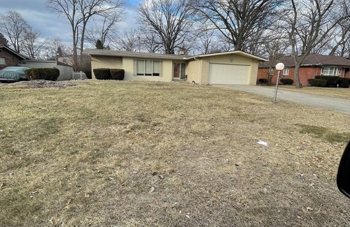Southfield House | Charming 2-bedroom house with AC, WiFi in vibrant Southfield2car