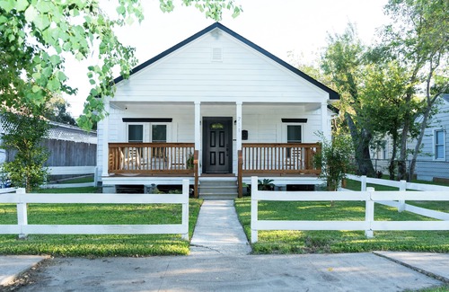 Texas City House | Charming 2-bedroom house located in Texas City